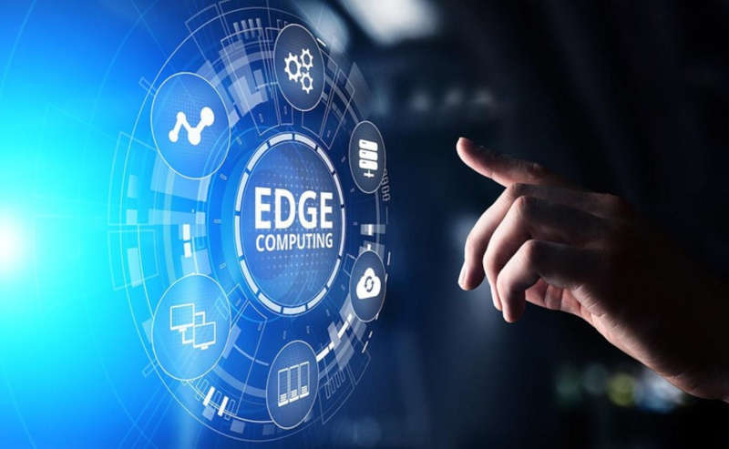 Eine Hand berührt einen kreisförmigen Bildschirm mit „Edge Computing“ in der Mitte, umgeben von Gerätesymbolen.